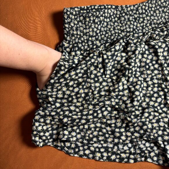 American Eagle Black White Yellow Daisy Floral Flowy Spring Summer Shorts Medium - Picture 2 of 4